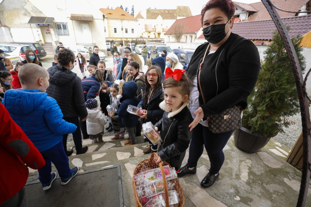 Îmbrăcați în straie de sărbătoare, copiii din Comuna Șura Mare au vestit sosirea primăverii