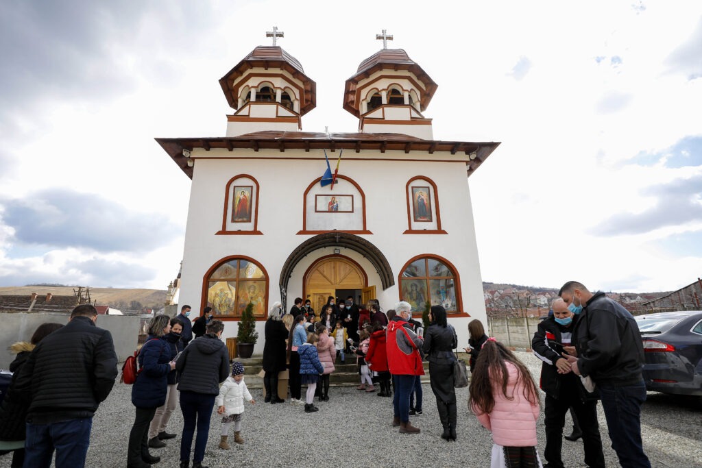 Îmbrăcați în straie de sărbătoare, copiii din Comuna Șura Mare au vestit sosirea primăverii