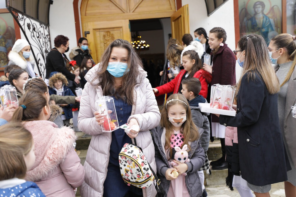 Îmbrăcați în straie de sărbătoare, copiii din Comuna Șura Mare au vestit sosirea primăverii