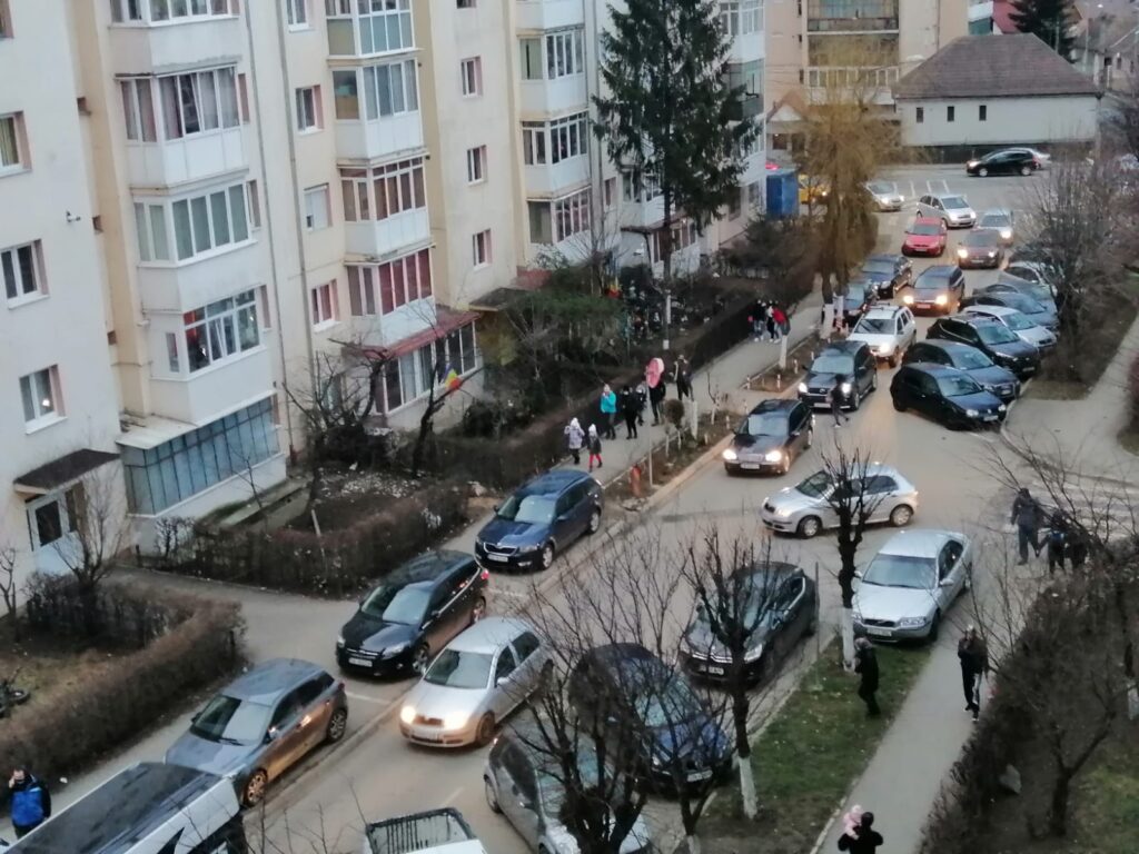 Aproximativ 47 500 de elevi sibieni au revenit fizic la școală 