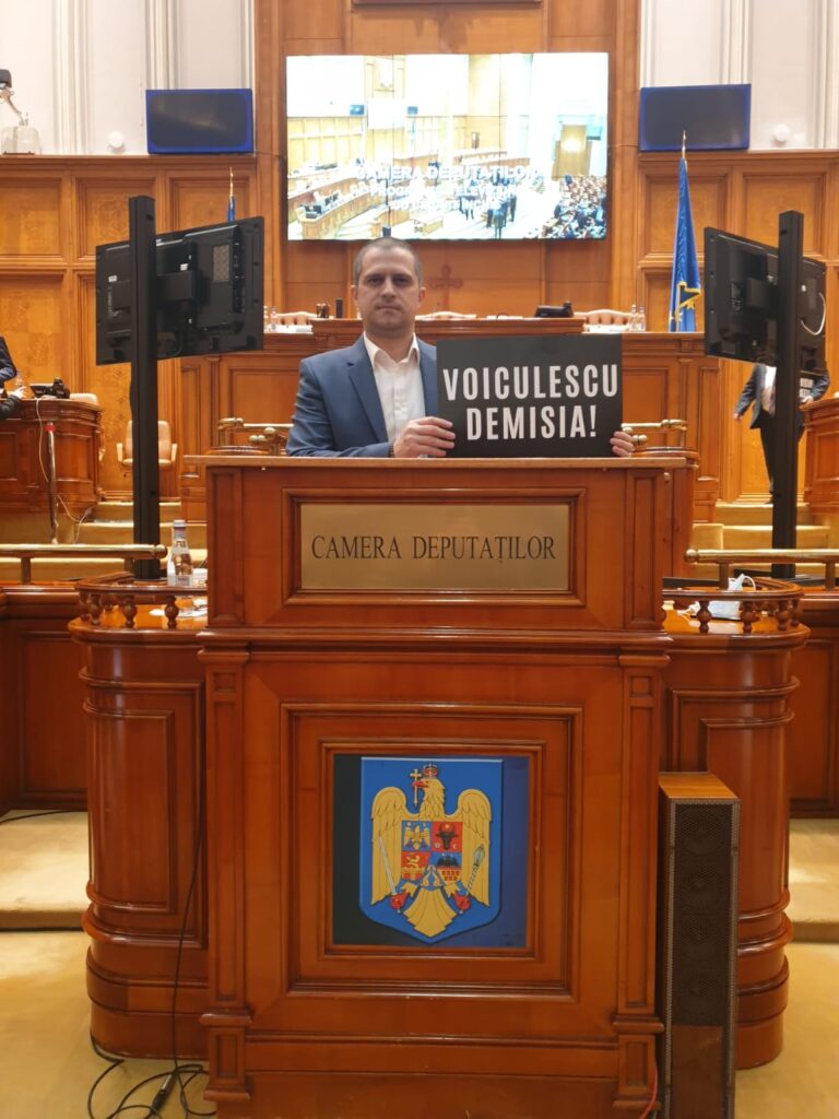 Voiculescu (ministru USR, susținut de PNL), DEMISIA!