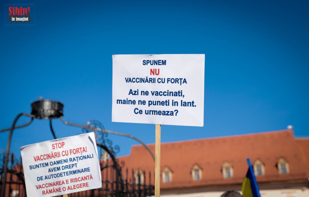Foto/Video- Protest anti vaccinării obligatorii în Piața Mare- Nu ne injectați cu forța!