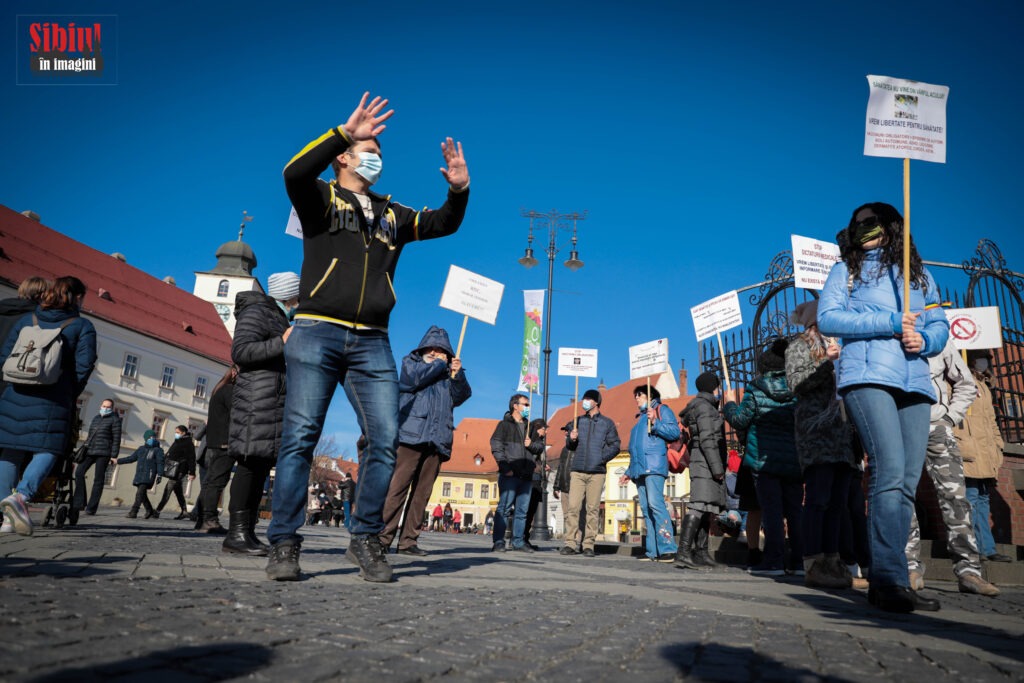 Foto/Video- Protest anti vaccinării obligatorii în Piața Mare- Nu ne injectați cu forța!