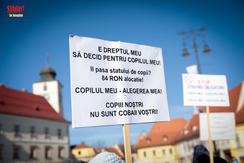 Foto/Video- Protest anti vaccinării obligatorii în Piața Mare- Nu ne injectați cu forța!
