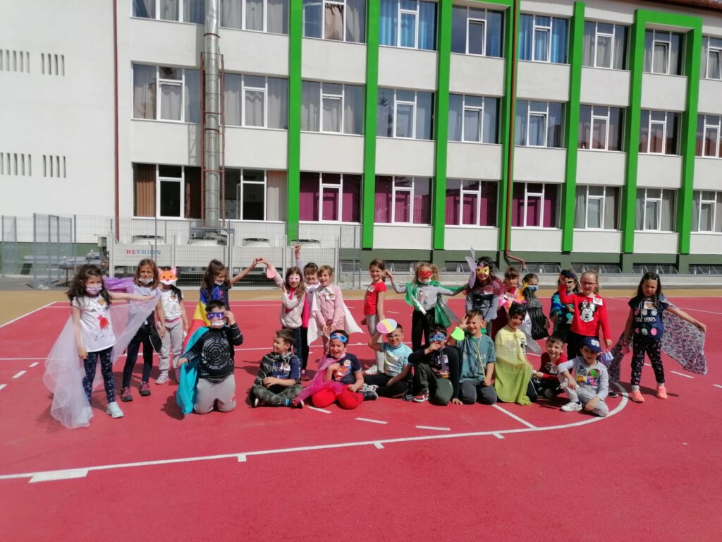 Elevii ciclului primar ai Liceului Teoretic Constantin Noica din Sibiu au fost supereroi pentru o zi
