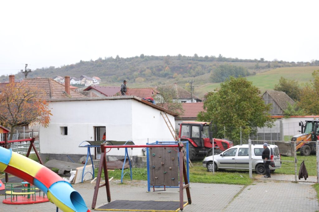 FOTO Vești bune pentru elevii și profesorii Școlii Gimnaziale „Andrei Șaguna” din Șura Mare