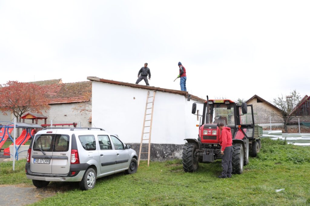 FOTO Vești bune pentru elevii și profesorii Școlii Gimnaziale „Andrei Șaguna” din Șura Mare