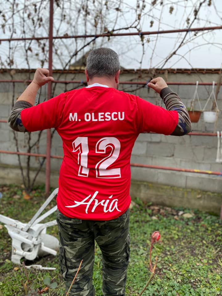 Suporterul Mihai Olescu, răsplătit cu un tricou personalizat de către jucătorii CSC 1599 Șelimbăr