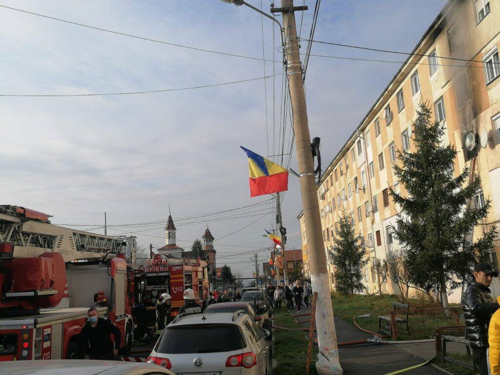 Video | Doi minori, victimele unui incendiu în Țiglari | 30 de locatari s-au autoevacuat