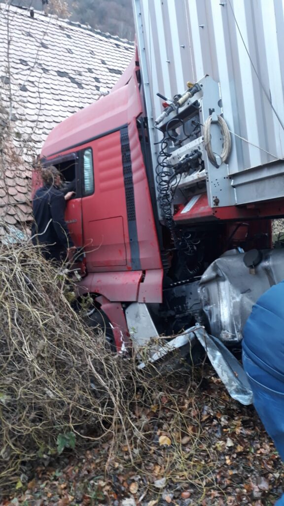 Trafic blocat pe direcția Vâlcea - Sibiu / Șoferul tirului este încarcerat