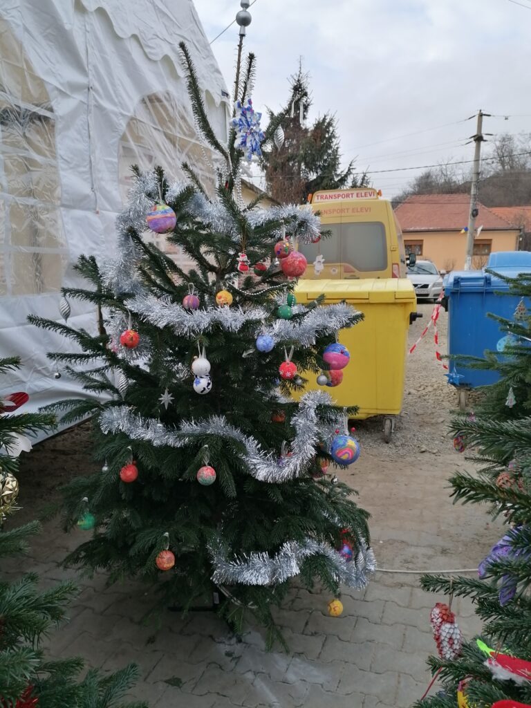 Brazii din Târgul de Crăciun din Șura Mare, împodobiți de elevi școlii din comună cu ornamente inedite realizate chiar de mânuțele lor