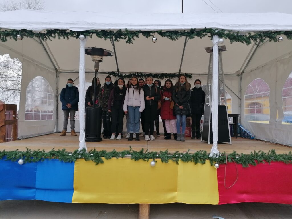 Brazii din Târgul de Crăciun din Șura Mare, împodobiți de elevi școlii din comună cu ornamente inedite realizate chiar de mânuțele lor