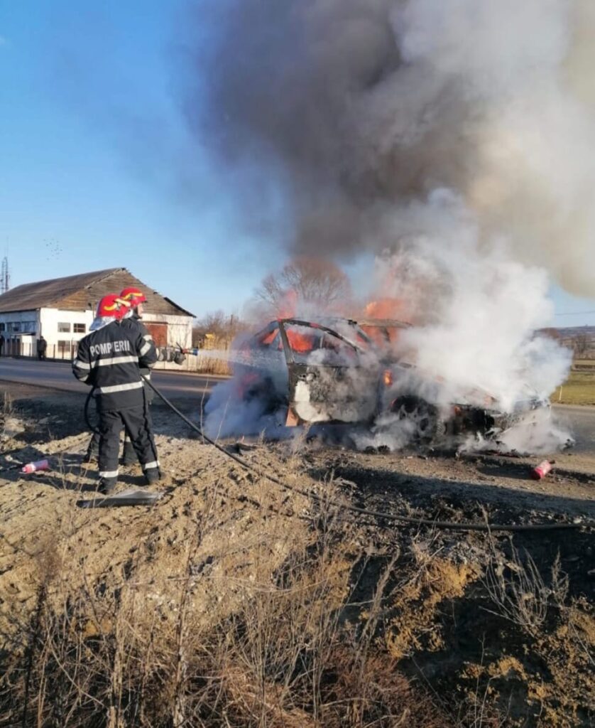 Foto | O mașină a luat foc în trafic la Iacobeni