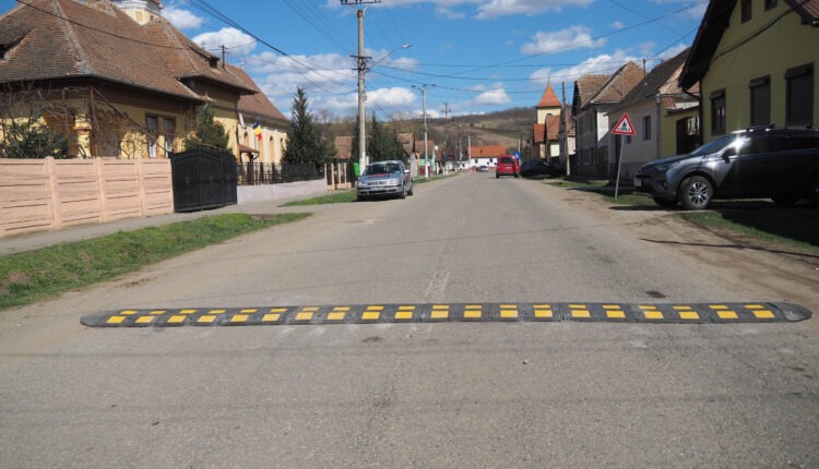Foto | Primăria montează limitatoare de viteză în Hamba și Șura Mare