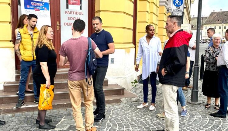 FOTO Organizația Municipală PSD Sibiu s-a alăturat acțiunii „Viitorul Europei”, eveniment inițiat de de europarlamentarul Victor NegrescuFOTO Organizația Municipală PSD Sibiu s-a alăturat acțiunii „Viitorul Europei”, eveniment inițiat de de europarlamentarul Victor Negrescu