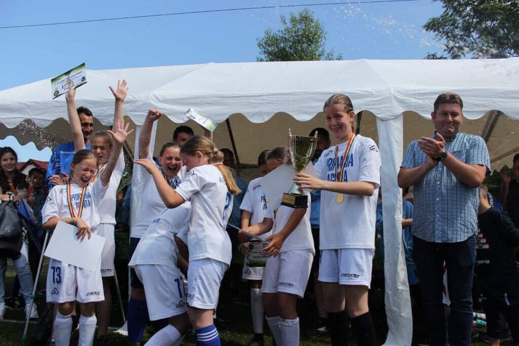 Fotbalistele AFC Agnita au învins fetele echipelor ACS Athletic Șura Mare și AsFC Tălmaciu în competiția Atheltic Junior's Cup, clasându-se pe prima poziție a clasamentului