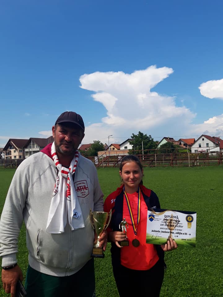 Isabela Jianu se mândrește cu trofeul de „cel mai bun jucător” al turneului Athletic Juniors`s Cup