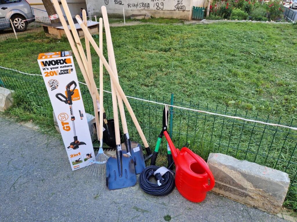 Oameni gospodari- Până acum au fost oferite peste 215 echipamente pentru înfrumusețarea spațiilor verzi1