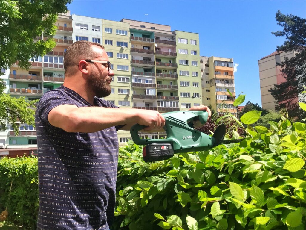 Oameni gospodari- Până acum au fost oferite peste 215 echipamente pentru înfrumusețarea spațiilor verzi1