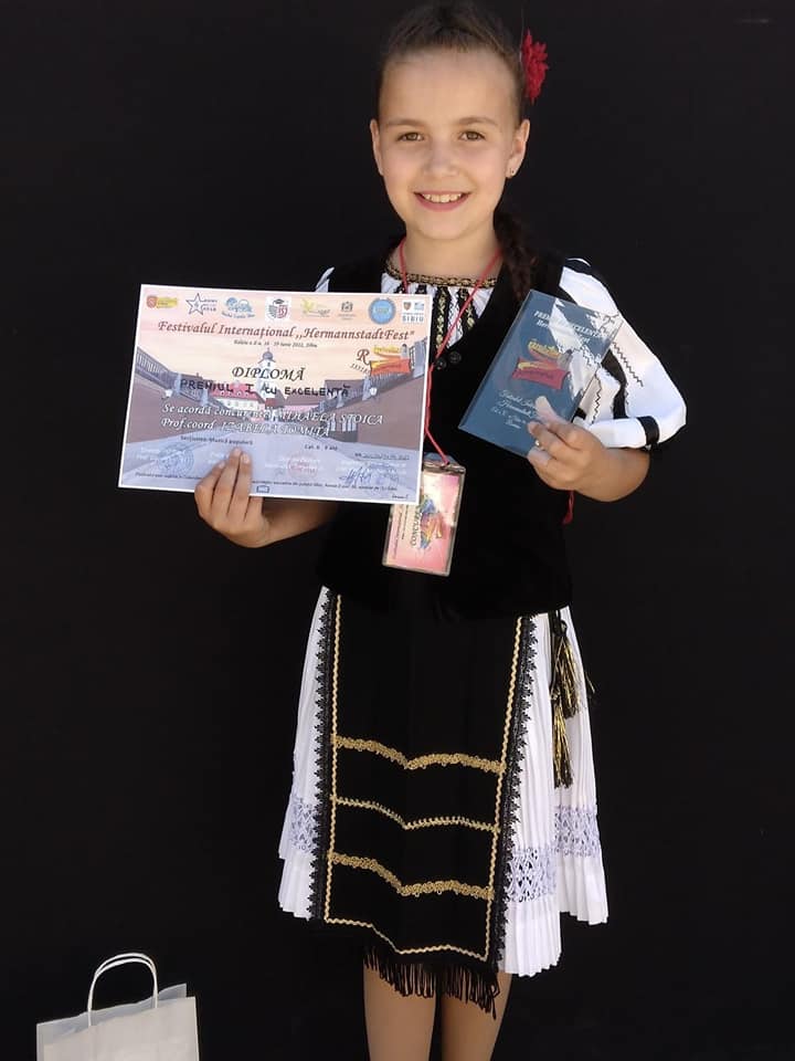 Premiul I cu excelentă la secțiunea „muzica populară” categora de vârstă 6-9 ani, cucerit de sădeanca Mihaela Stoica