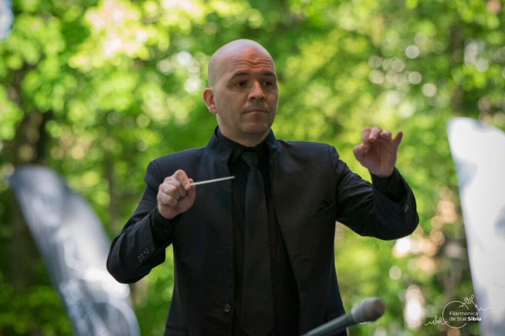 Publicul din Sibiu, Agnita și Deva este invitat la concertele cu muzică de film susținute de orchestra Filarmonicii, la sfârșitul săptămânii viitoare, sub bagheta dirijorului Cristian Lupeș