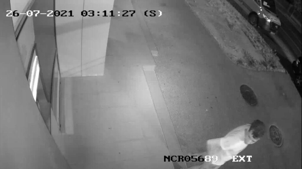 FOTO Polițiștii sibieni vă solicită sprijinul în identificarea unei persoane bănuite de săvârșirea infracțiunilor de furt calificat