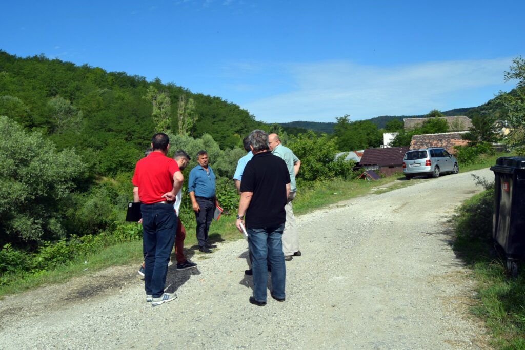 Reprezentanții Primăriei oraşului Copşa Mică au predat amplasamentul constructorului lucrării, pentru două tronsoane ale drumului din Târnăvioara şi Şcoala Gimnazială nr. 3