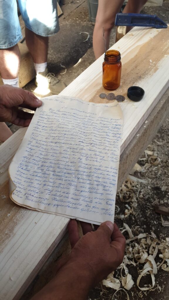 FOTO Câțiva bănuți și o scrisoare despre istoria comunității din Hoghilag, descoperite în Biserica Evanghelică din localitate