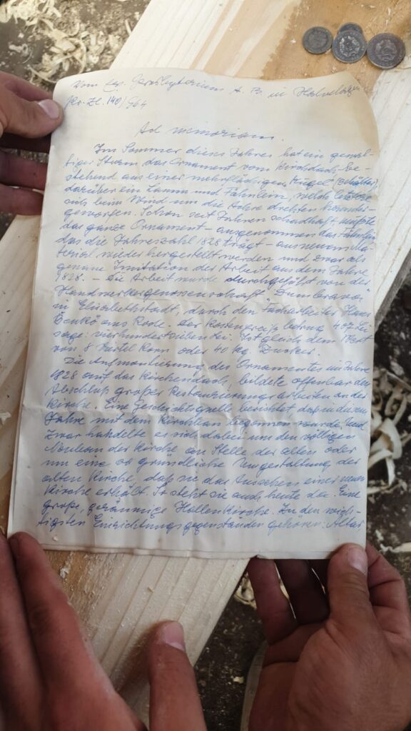 FOTO Câțiva bănuți și o scrisoare despre istoria comunității din Hoghilag, descoperite în Biserica Evanghelică din localitate