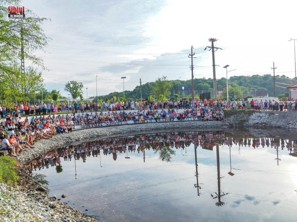 VIDEO - Ocnerii și turiștii au încins o horă pe malul Lacului Pânzelor la Sărbătoarea Salinelor5