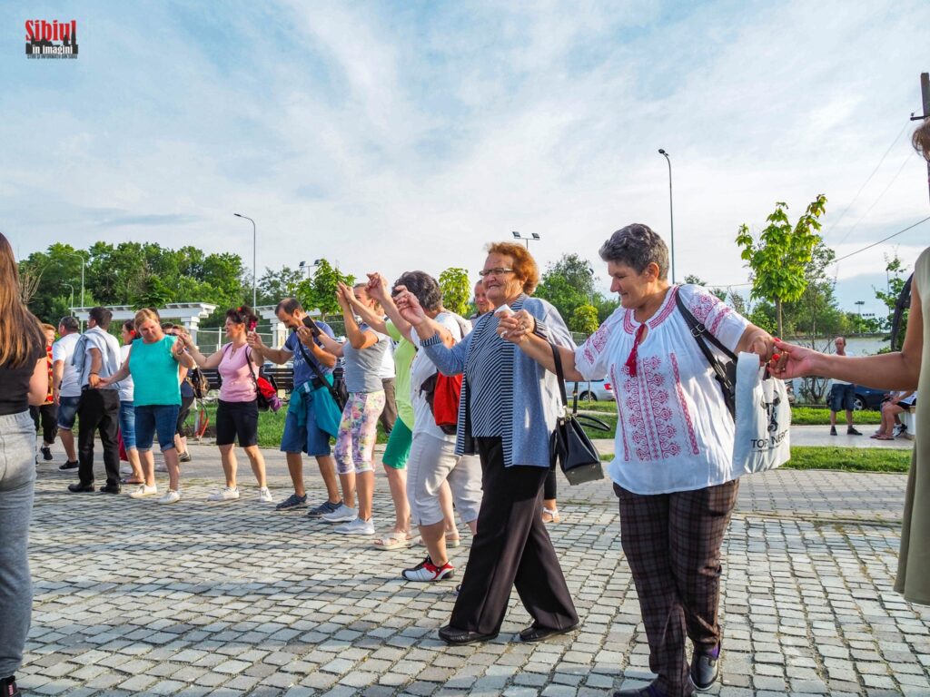 VIDEO - Ocnerii și turiștii au încins o horă pe malul Lacului Pânzelor la Sărbătoarea Salinelor5