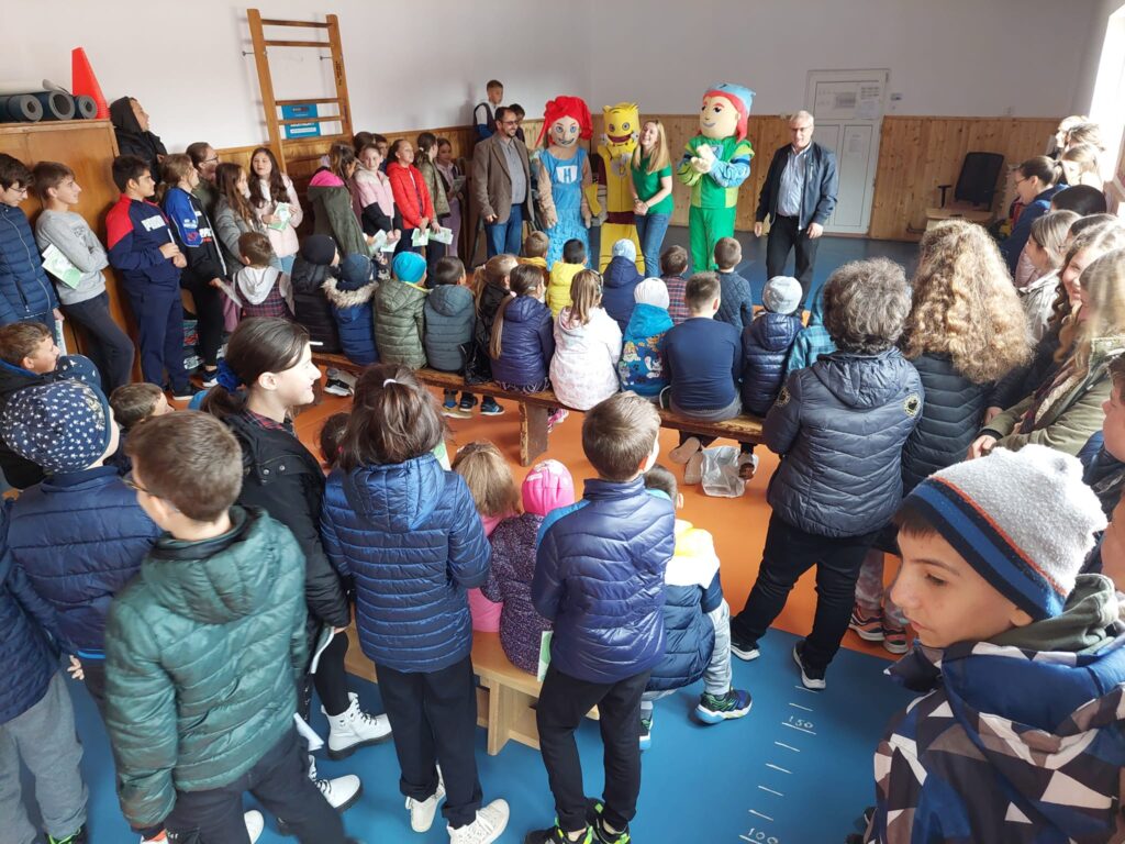 FOTO Elevii din comuna Boița au scris o pagină în povestea "Schimbarea începe cu tine.Reciclarea începe cu fiecare dintre noi"
