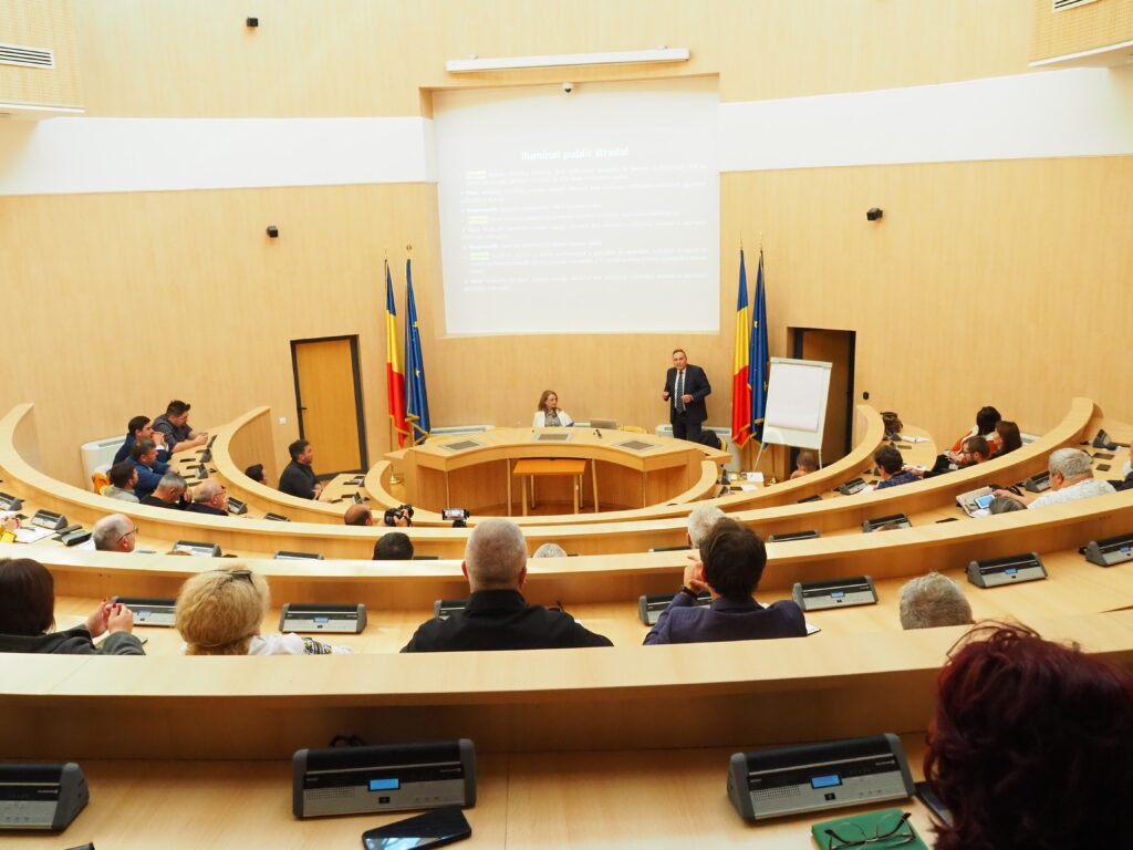 FOTO- VIDEO Dumitru Chisăliță a instruit primarii și reprezentanții instituțiilor sibiene cum să reducă consumul de energie electrică