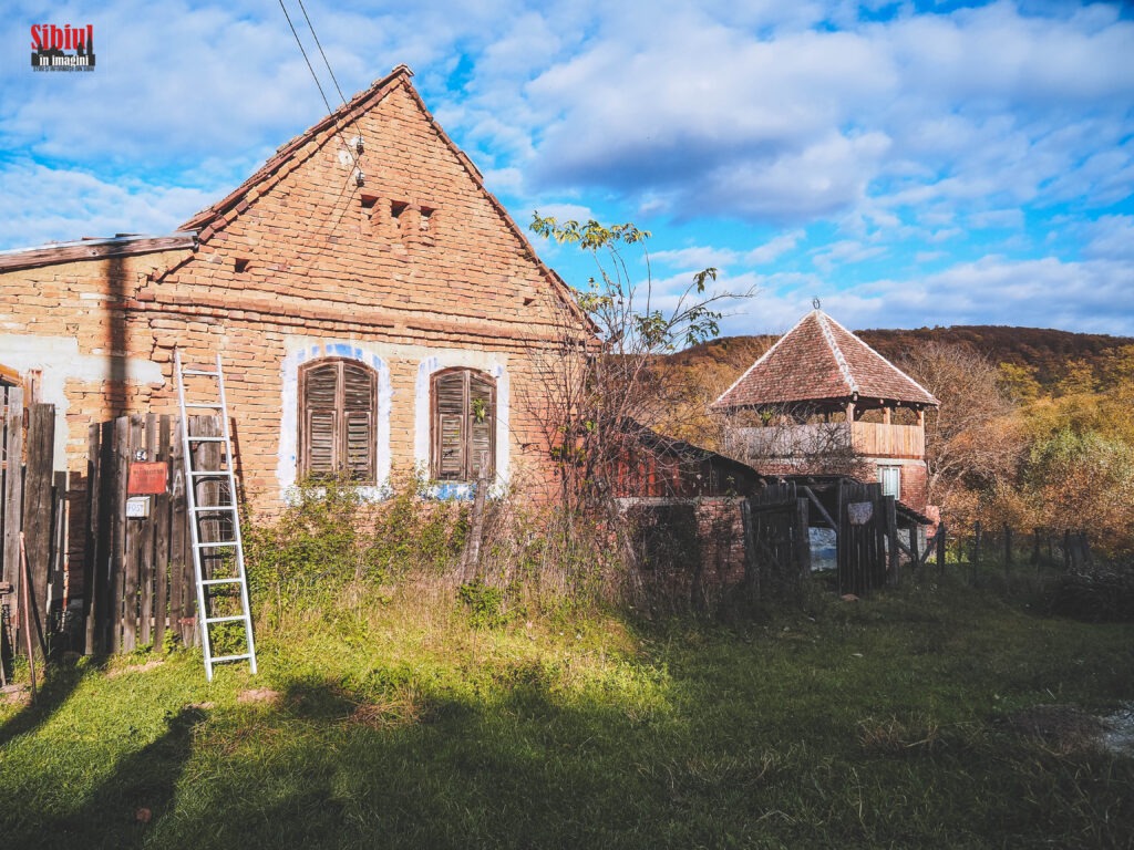 FOTO Mighindoala, satul sibian în care doar Dumnezeu mai locuiește