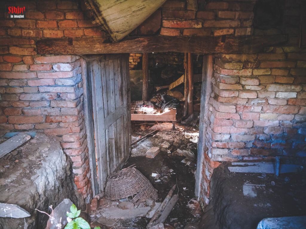 FOTO Mighindoala, satul sibian în care doar Dumnezeu mai locuiește