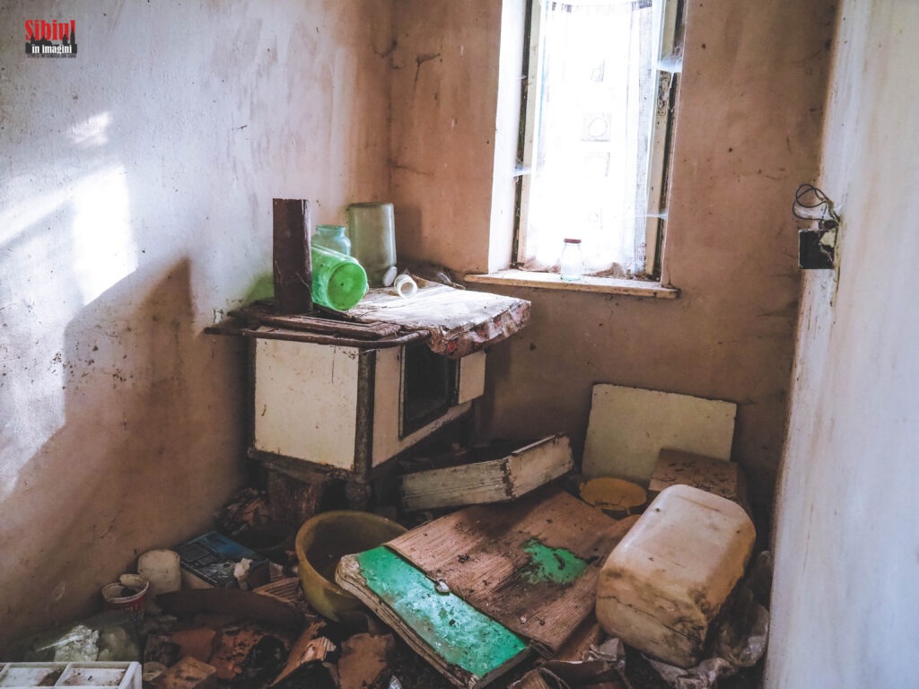 FOTO Mighindoala, satul sibian în care doar Dumnezeu mai locuiește