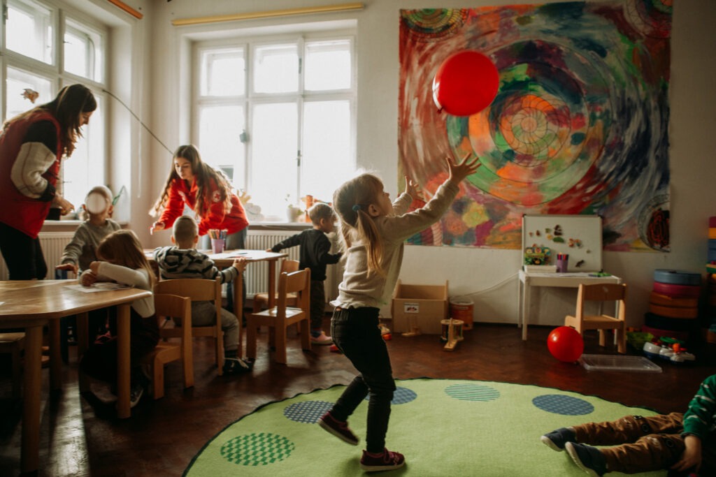 Crucea Roșie Filiala Sibiu a pus bazele unei grădinițe pentru copiii familiilor ucrainene, dar și pentru copilași români