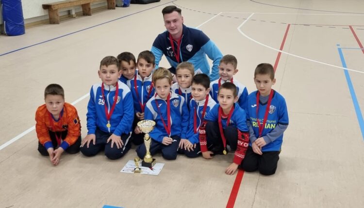 FOTO- VIDEO Echipa AS ERRO Cristian U14 a dedicat victoria turneului Aria Fotbal Festival jucătorilor accidentați Raul Muntean și Sebi Bota
