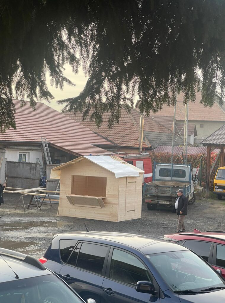 Ultimele pregătiri pentru Târgul de Crăciun din Tălmaciu- Autoritățile locale își confecționează propriile căsuțe