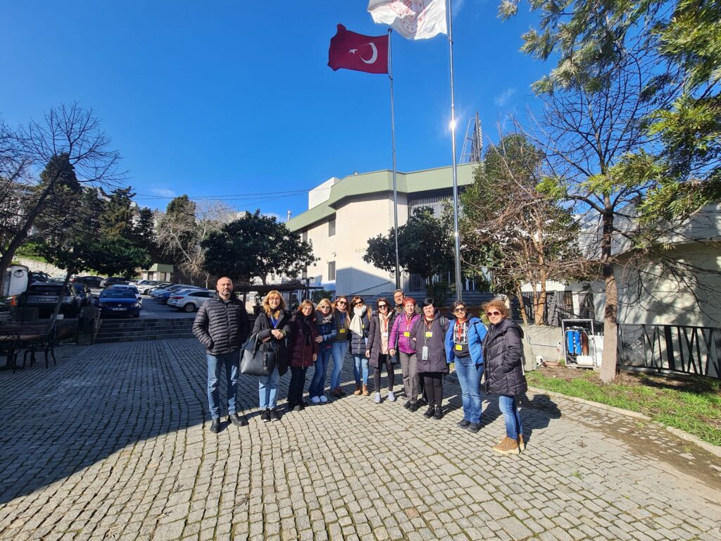 Profesorii rășinăreni se află zilele acestea la Izmir datorită proiectului Erasmus+ 𝑪𝒓𝒆𝒂𝒕𝒊𝒗𝒆 𝒍𝒆𝒂𝒓𝒏𝒊𝒏𝒈 𝒂𝒏𝒅 𝒔𝒖𝒔𝒕𝒂𝒊𝒏𝒂𝒃𝒍𝒆 𝒅𝒆𝒗𝒆𝒍𝒐𝒑𝒎𝒆𝒏𝒕 𝒔𝒌𝒊𝒍𝒍𝒔 𝒇𝒐𝒓 𝒔𝒖𝒄𝒄𝒆𝒔𝒔𝒇𝒖𝒍 𝒔𝒕𝒖𝒅𝒆𝒏𝒕𝒔