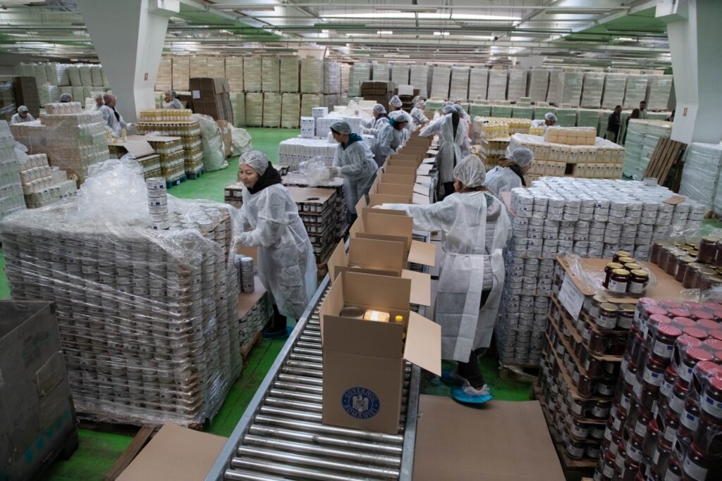 A început distribuirea unei noi tranșe de pachete alimentare pentru românii vulnerabili