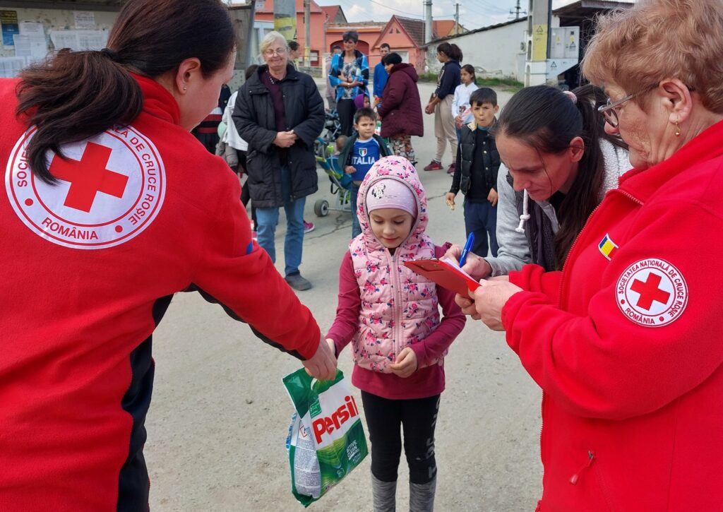 Crucea Roșie Sibiu a distribuit produse de curățenie către 132 de familii nevoiașe din județ.