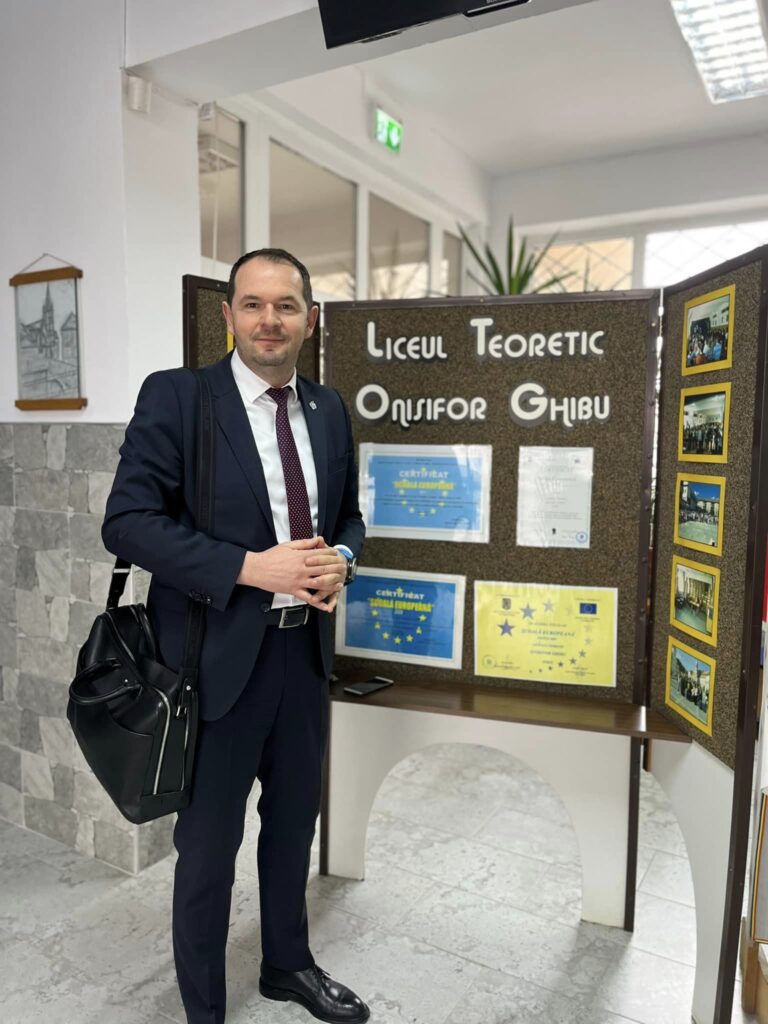 Senatorul Claudiu Mureșan, invitat să discute cu elevii Liceului Teoretic „Onisifor Ghibu” din Sibiu despre mediu, dezvoltare durabilă și provocările la care România trebuie să facă față