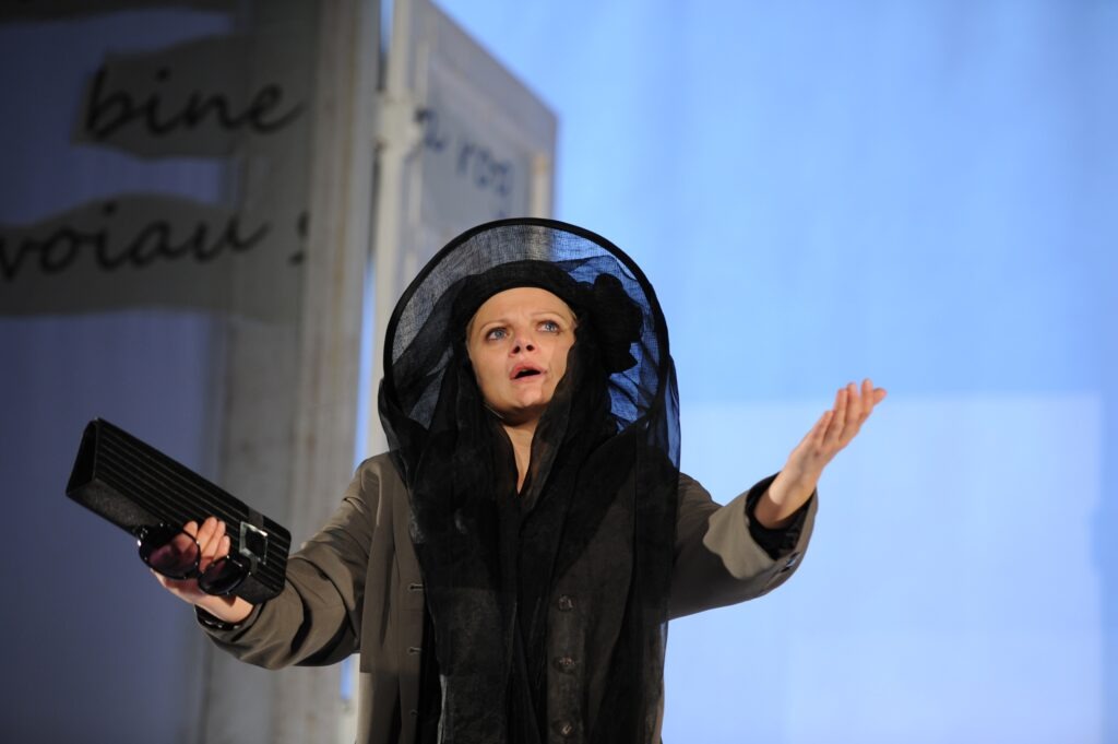 Cu prilejul Zilei Mondiale a Teatrului, în 27 martie, publicul va primi în dar spectacolul „Felii”