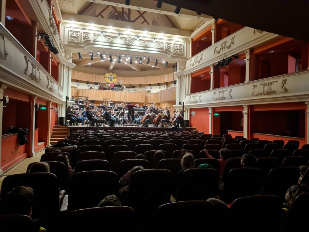 Filarmonica de Stat Sibiu: Educația muzicală, începută cât mai timpuriu, aduce o mulțime de beneficii pentru dezvoltarea armonioasă a copiilor