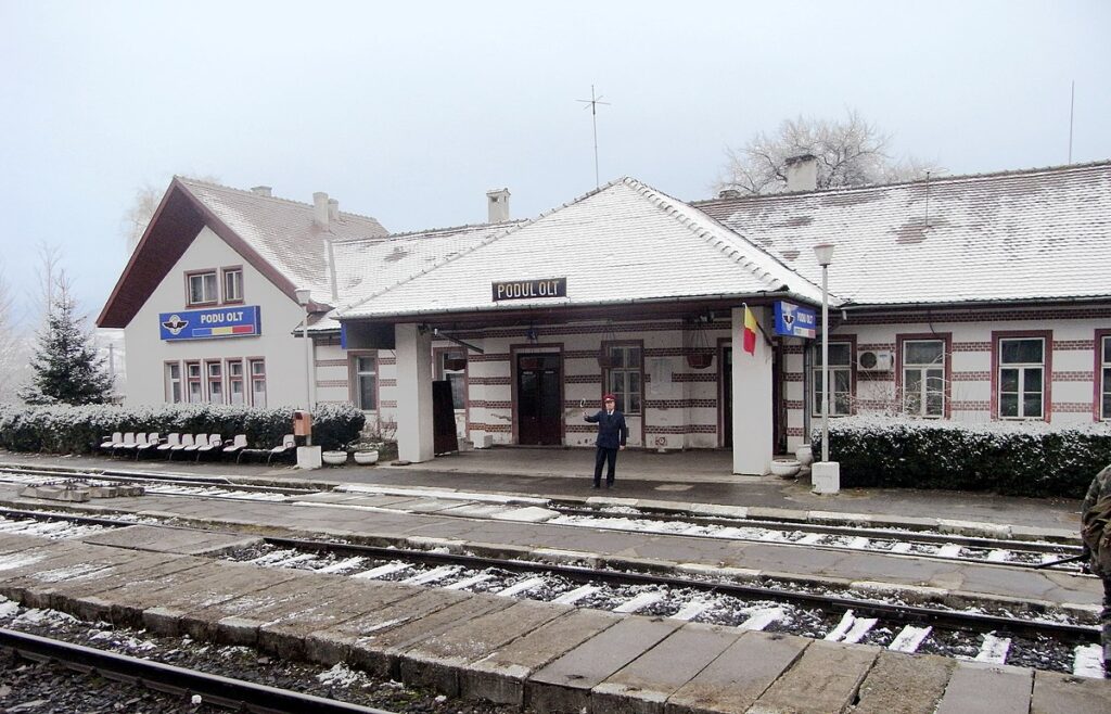 Un bărbat a fost rănit după ce a căzut din tren, în gara Podul Olt