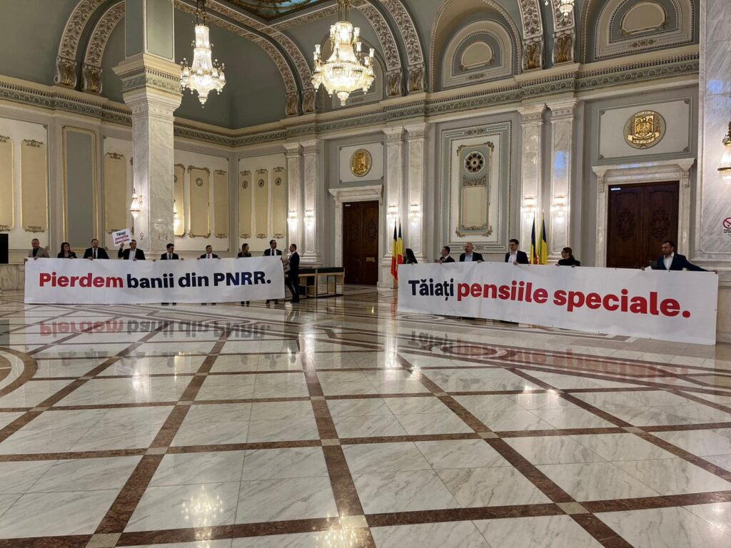 Astăzi, parlamentarii USR au protestat față de menținerea sistemului de pensii speciale, proiect de lege pe care Senatu