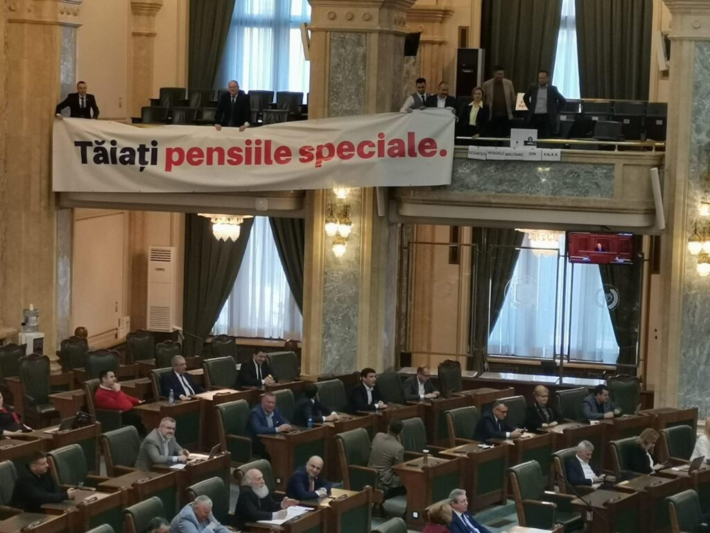 Parlamentarii USR au protestat față de menținerea sistemului de pensii speciale