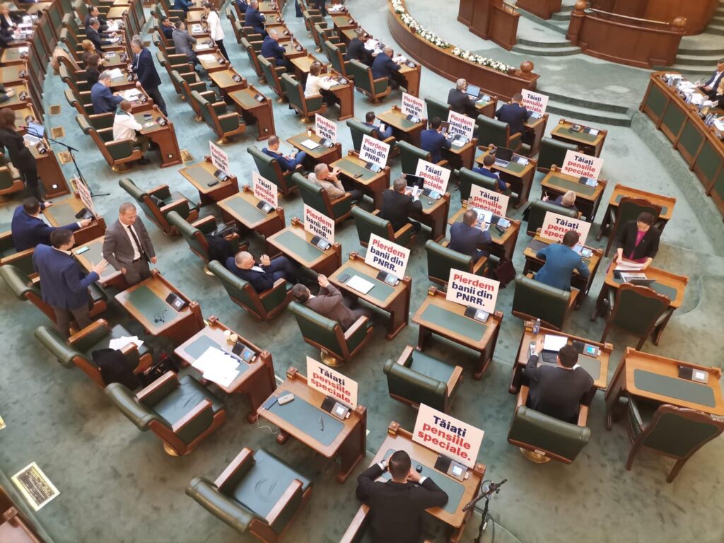 Astăzi, parlamentarii USR au protestat față de menținerea sistemului de pensii speciale, proiect de lege pe care Senatu