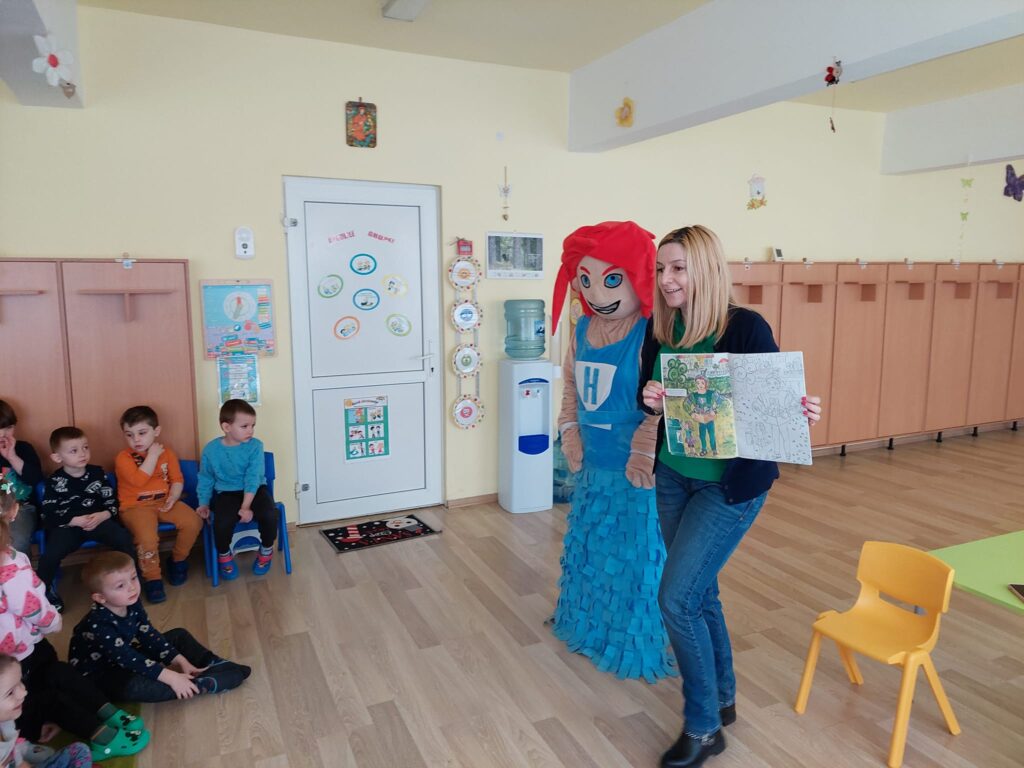 Prichindeii Grădiniței cu Program Prelungit Nr 43 Sibiu au aflat despre drumul deșeurilor după ce pleacă de la noi din casă